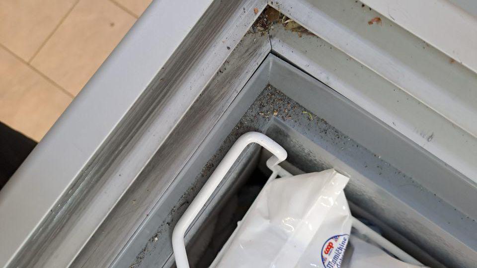 3.  Znečistené mraziace zariadenie na uchovávanie hlbokozmrazených potravín - v drážkach posuvných dverí zbytkami potravín a vrstvou prachu.