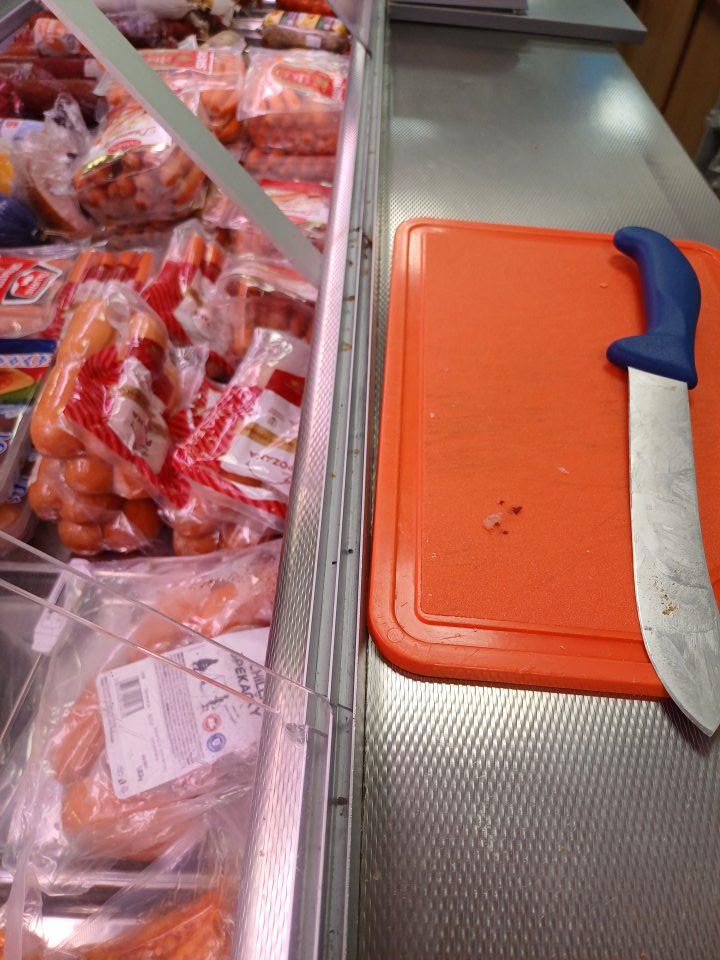 chladiace  zariadenie v časti líšt posuvných dvierok je znečistené hubou nečistotou, zvyškami zasušených potravín  a prachom