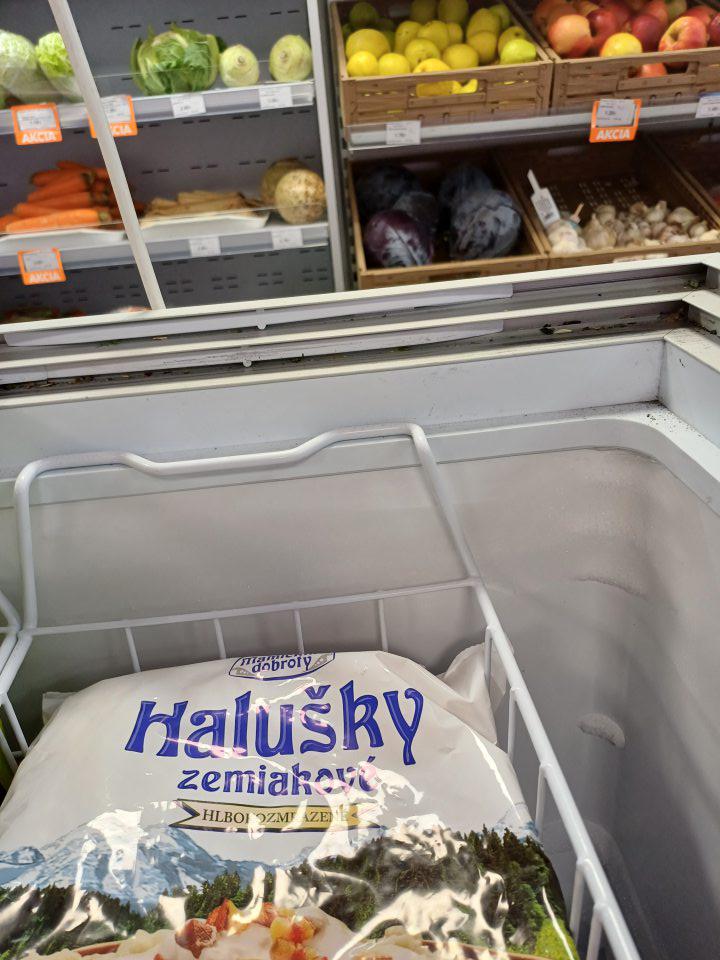 mraziace zariadenie je v časti líšt posuvných dvierok znečistené hrubou nečistotou, zvyškami zasušených potravín a prachom