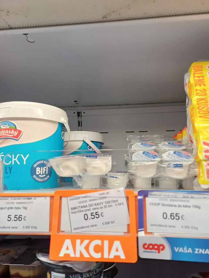 chladiace zariadenie je vo vrchnej časti ložného priestoru znečistené porastom čiernej plesne