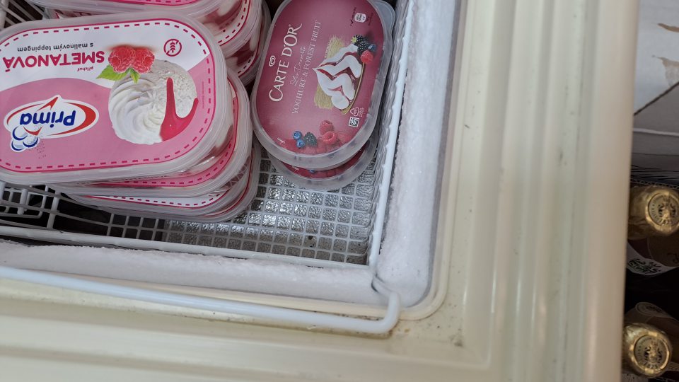 4. Mraziace zariadenie na predajnej ploche na uchovávanie hlbokozmrazených zmrzlinových krémov bolo znečistené v drážkach posuvných dverí nečistotami a na stenách sa nachádzala hrubá námraza.