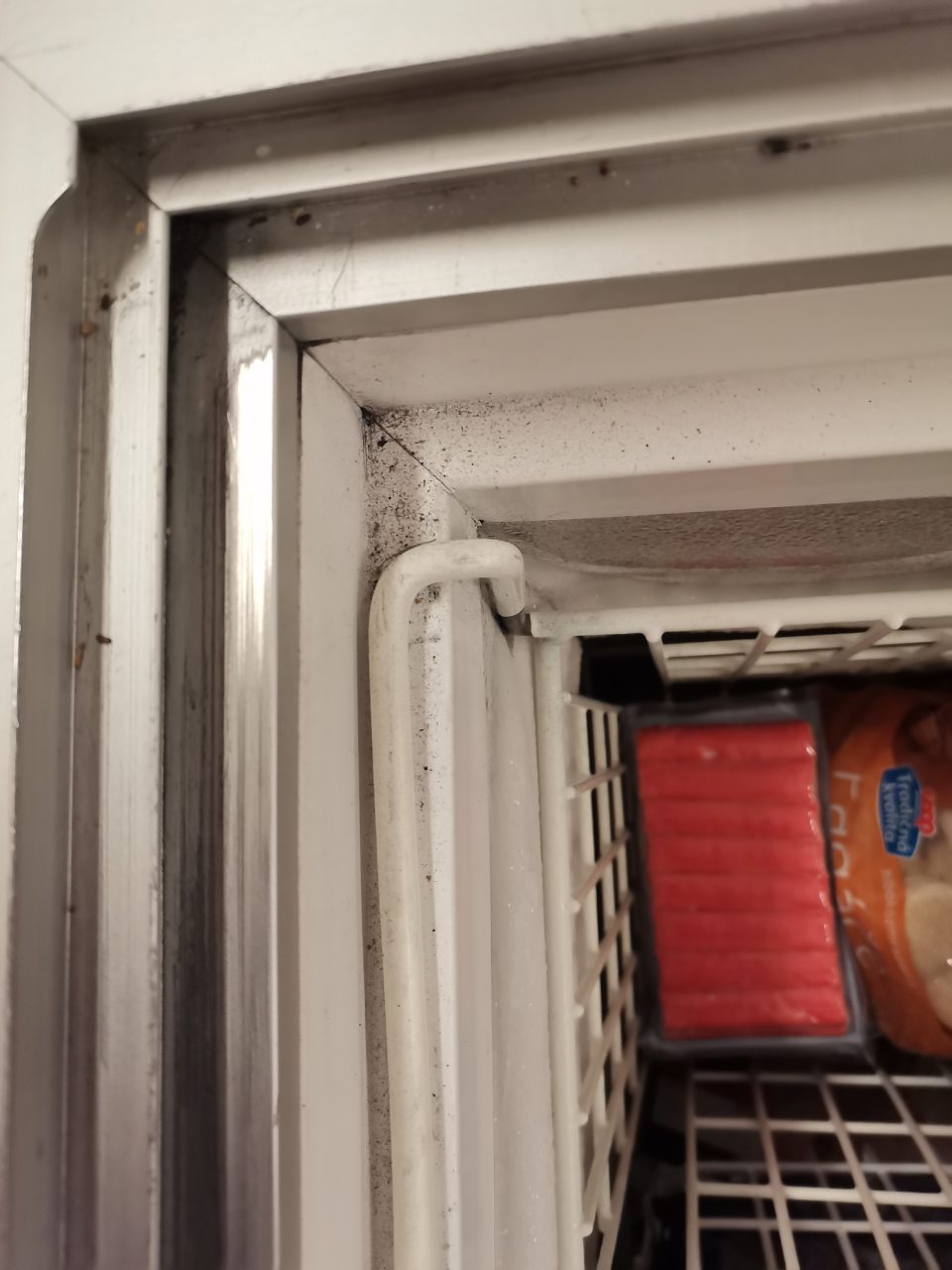  Mraziace zariadenie  na uchovávanie mrazenej  zeleniny ( na predaj. ploche)- znečistené v drážkach posuvných dverí  prachom a nečistotami. 