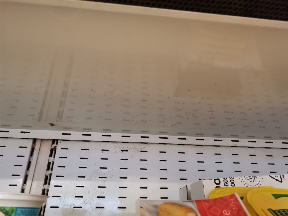  Ložná plocha chladiaceho zariadenia (na predaj. ploche) na uchovávanie mlieč. výrobkov - znečistená zbytkami potravín.