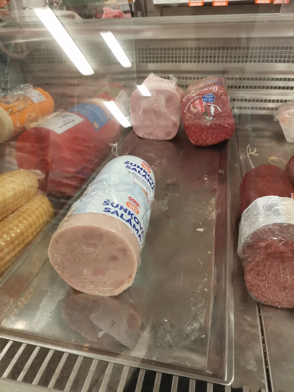 Chladiaca vitrína na uchovávanie mäsov. výrobkov (na predaj. ploche)- ložná plocha antikorovej tácky- znečistená zaschnutou šťavou z mäsov. výrobkov.