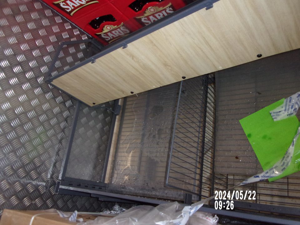 Steny v skladových priestoroch zvlhnuté, olupujúca omietka. Strop s kvapkajúcou vodou