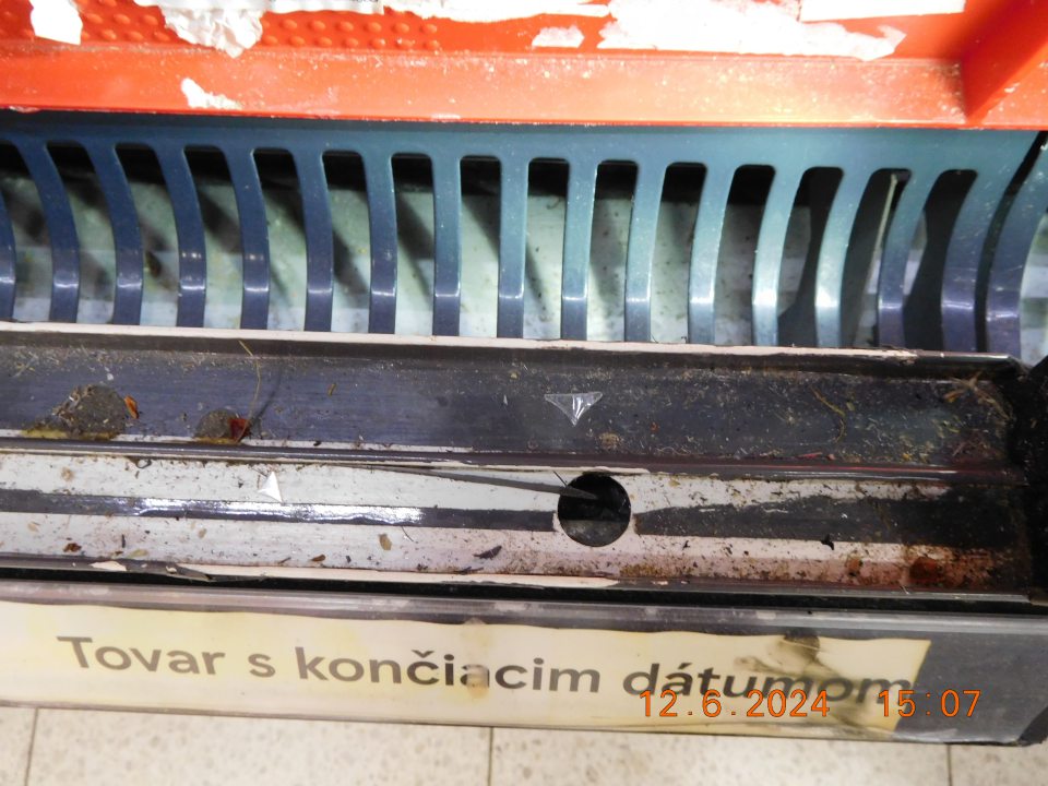 Zistené znečistenie chladiaceho zariadenia na lahôdky /mäsové výrobky,šaláty/ v predajni, a to na obvodových lištách posuvných dverí hrubou zaschnutou nečistotou.