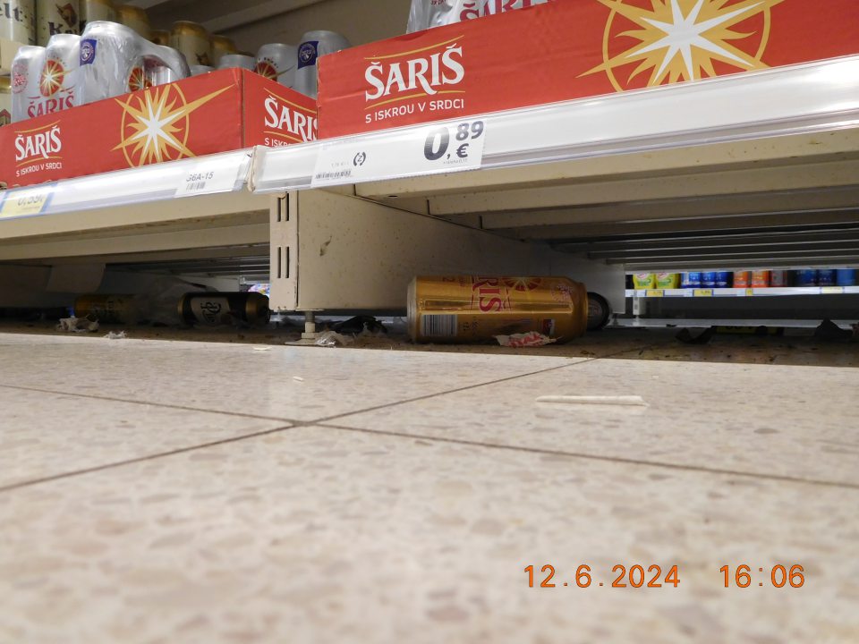 V predajni pod regálmi s nealkoholickými nápojmi a pivom bolo zistené znečistenie podlahy zvyškami nečistôt, prachu a obalov.