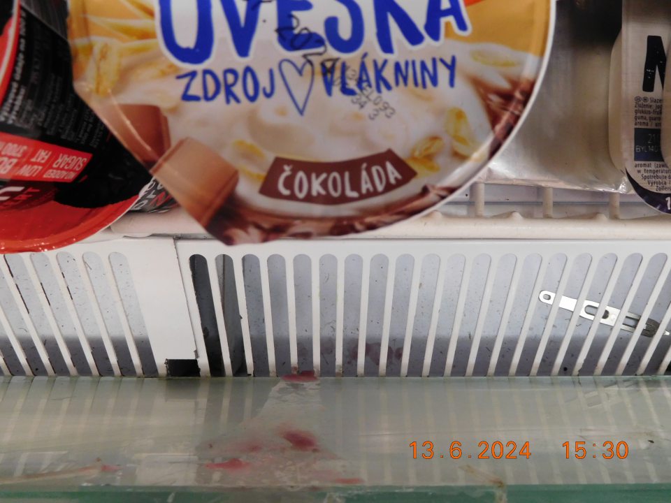 dve chladiace zariadenia na mliečne výrobky,chladiace zariadenie na kysnuté knedle a chladiace zariadenie na lahôdky v predajni boli na viacerých miestach znečistené zaschnutými nečistotami, zvyškami potravín a prachom,, najmä pod kovovými mriežkami a na ložnej ploche
