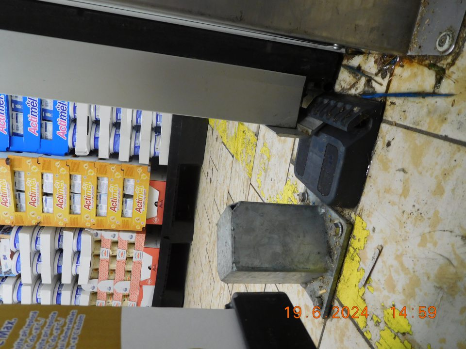 Znečistenie podlahy v chladiacom boxe na mliečne výrobky v sklade hrubými nečistotami a prachom.