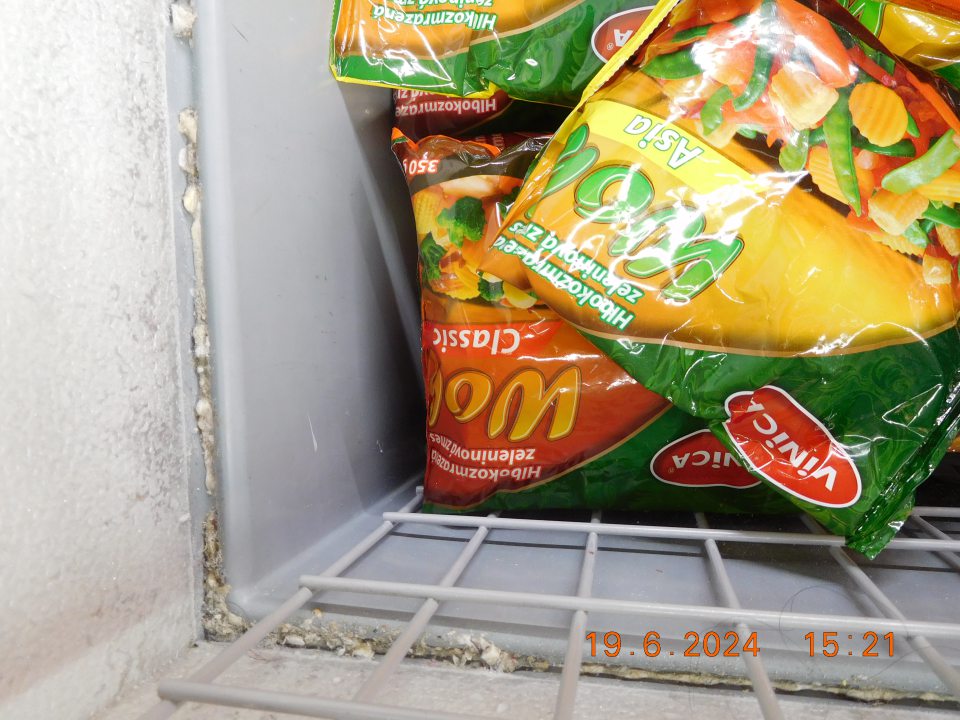 Znečistenie ložnej plochy všetkých mraziacich zariadení v predajni na viacerých miestach, a to hrubou zaschnutou nečistotou, prachom a zvyškami potravín.