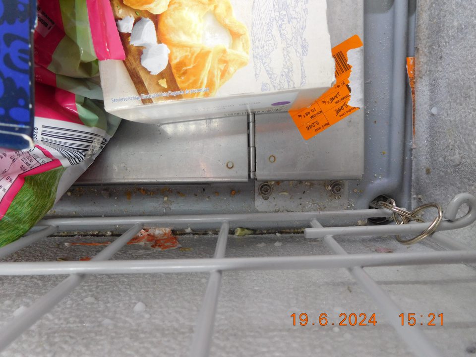 Znečistenie ložnej plochy všetkých mraziacich zariadení v predajni na viacerých miestach, a to hrubou zaschnutou nečistotou, prachom a zvyškami potravín.