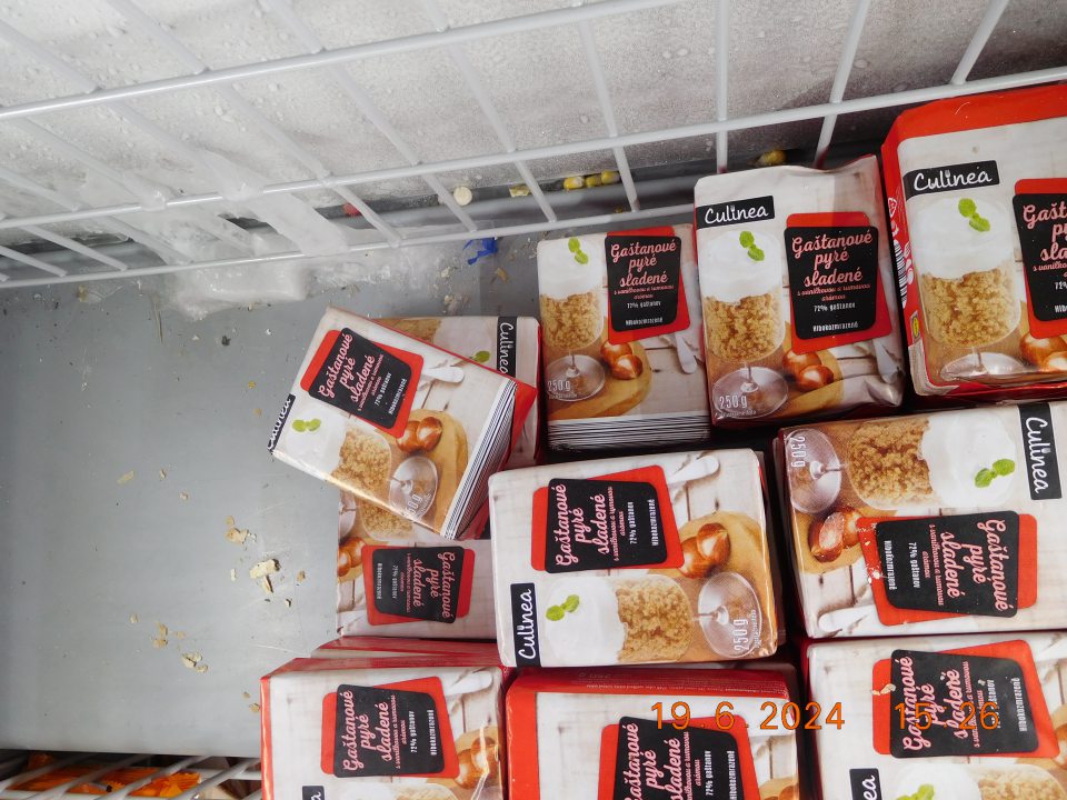 Znečistenie ložnej plochy všetkých mraziacich zariadení v predajni na viacerých miestach, a to hrubou zaschnutou nečistotou, prachom a zvyškami potravín.