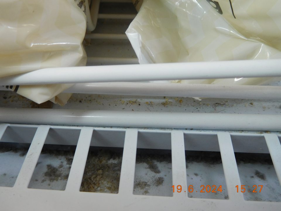 Znečistenie ložnej plochy všetkých mraziacich zariadení v predajni na viacerých miestach, a to hrubou zaschnutou nečistotou, prachom a zvyškami potravín.