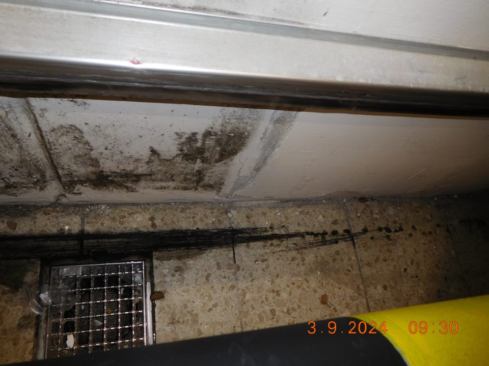 znečistenie podlahy: -v skladových priestoroch na viacerých miestach - v častiach pri vstupe do chladiarne mäsa, pri vstupe do priestoru dopekania pekárskych výrobkov zo skladových priestorov, a to hrubými nečistotami, prachom a čiernou nečistotou