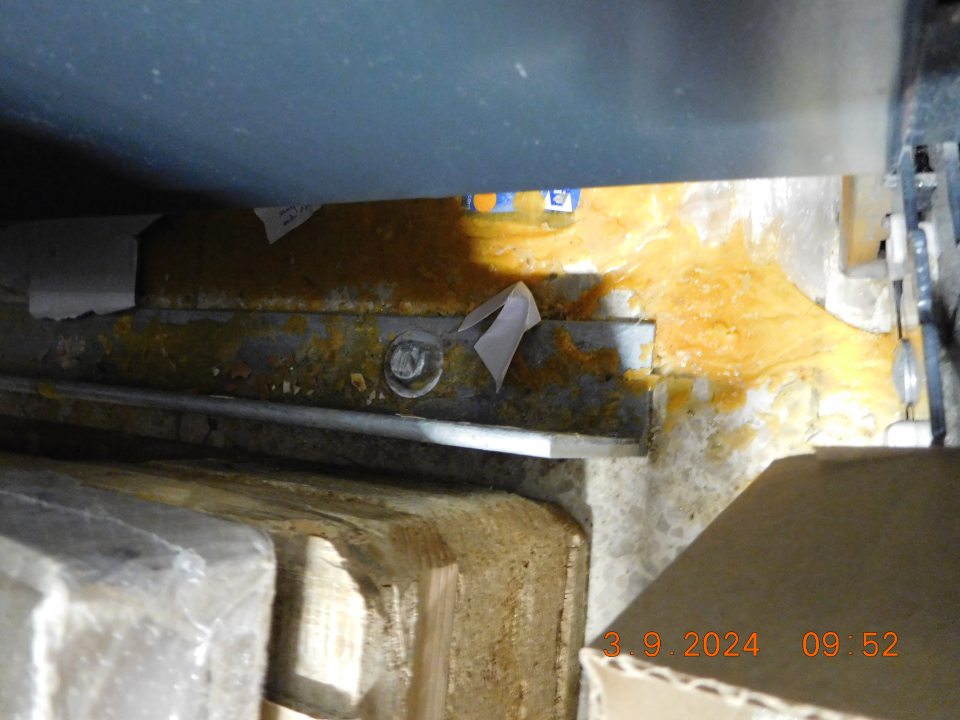 znečistenie podlahy - v predajných priestoroch pri predaji čerstvých vajec za uloženými paletami a v časti pod chladiacimi zariadeniami mliečnych výrobkov, a to prachom, drobnými a hrubými nečistotami