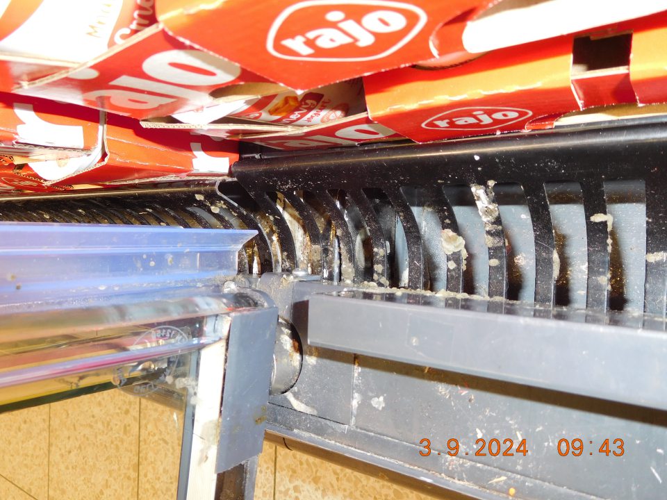 znečistenie ložnej a j vonkajšej plochy mraziacich a chladiacich zariadení v predajni, a to hrubou zaschnutou nečistotou, prachom a zvyškami potravín, a tiež orosenie sklenených častí mraziacich zariadení znečistené čiernou nečistotou pripomínajúcou pleseň