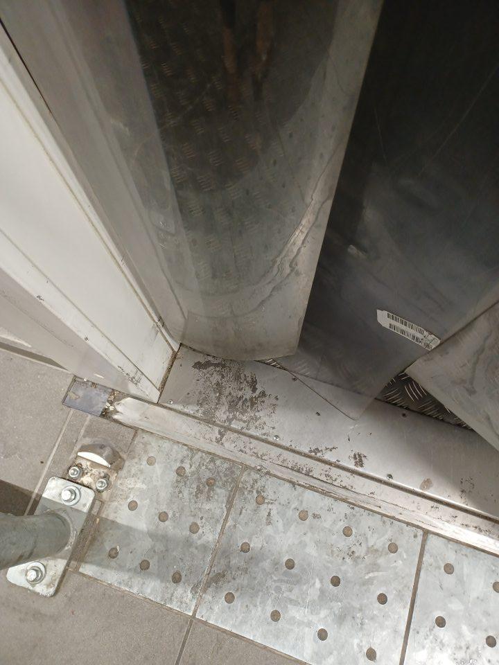 Podlahy znečistené