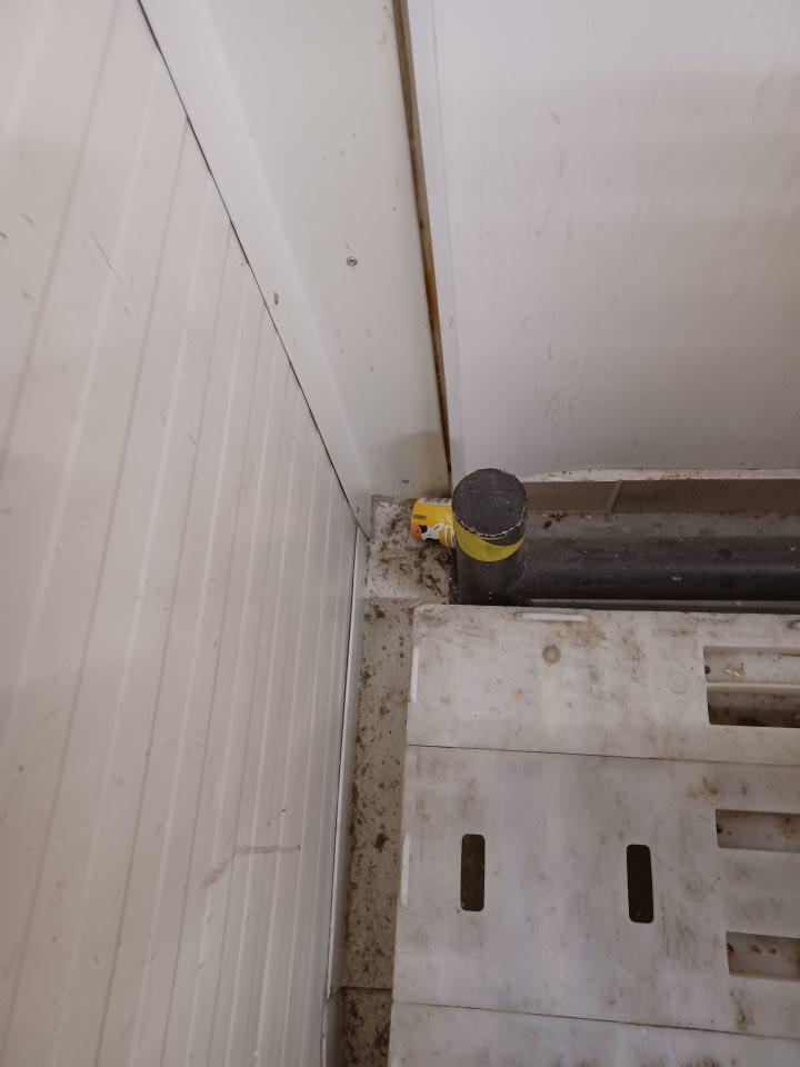 Podlahy v skladovacích priestoroch znečistené