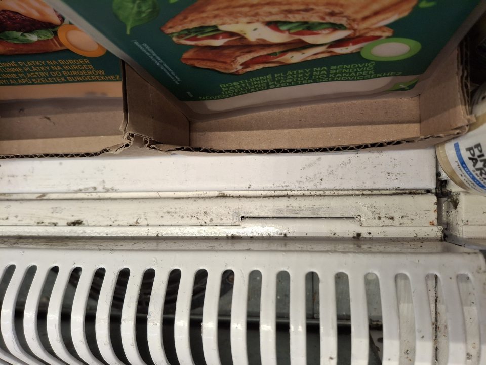 Chladiace vitríny znečistené