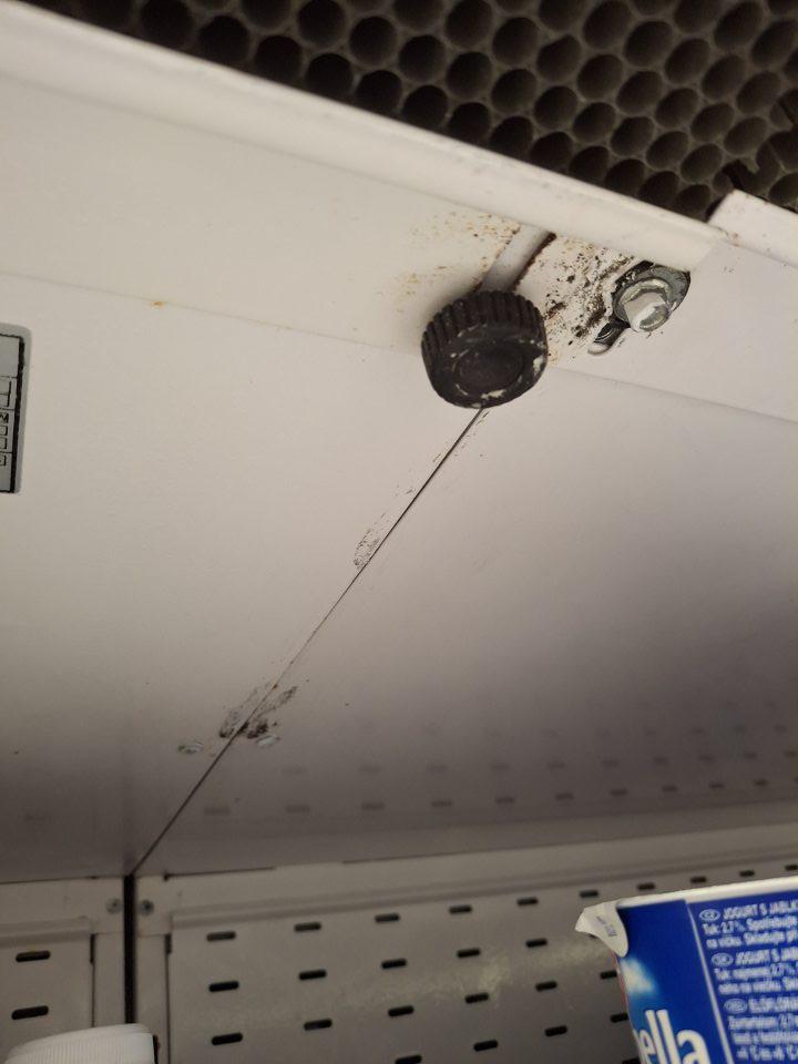 Chladiace vitríny s porastom plesne