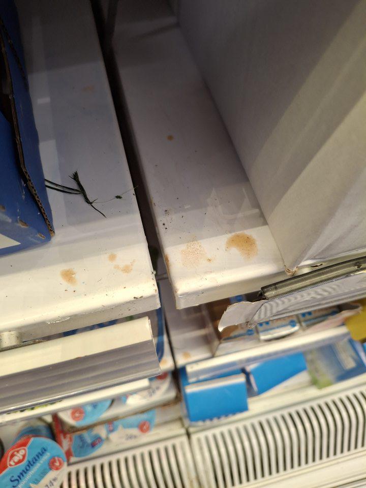 Police v chladiacej vitríne znečistené, zatečené