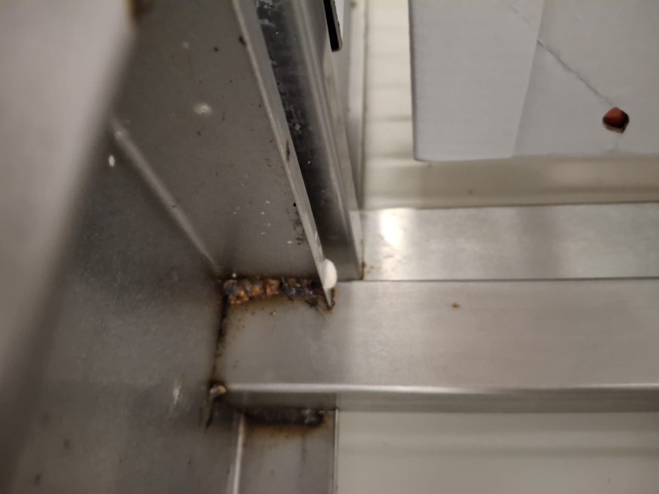 Police v chladiacich boxoch znečistené plesňou, skorodované