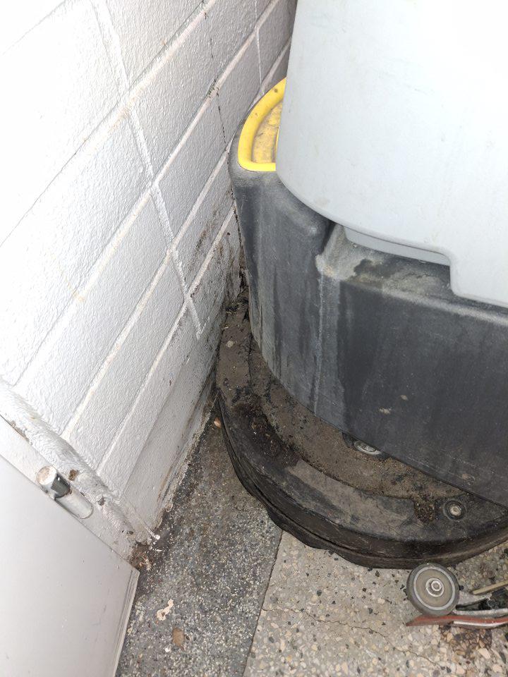 Upratovací stroj silne znečistený