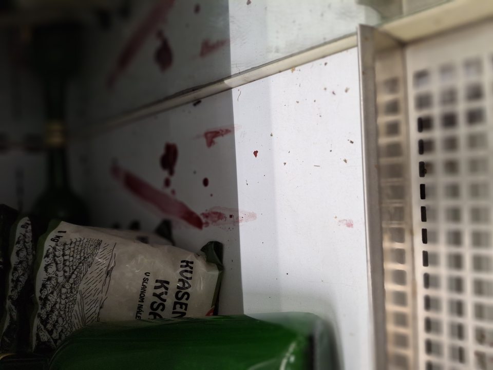 Police v chladiacej vitríne na ovocie a zeleninu silne znečistené
