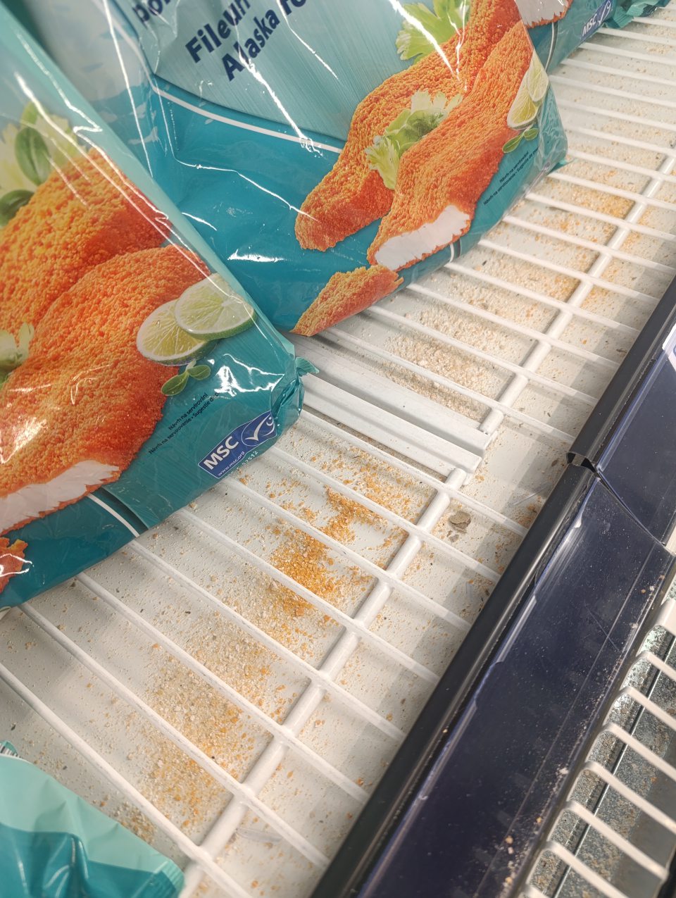 Mraziace boxy na predajnej ploche znečistené zbytkami potravín.