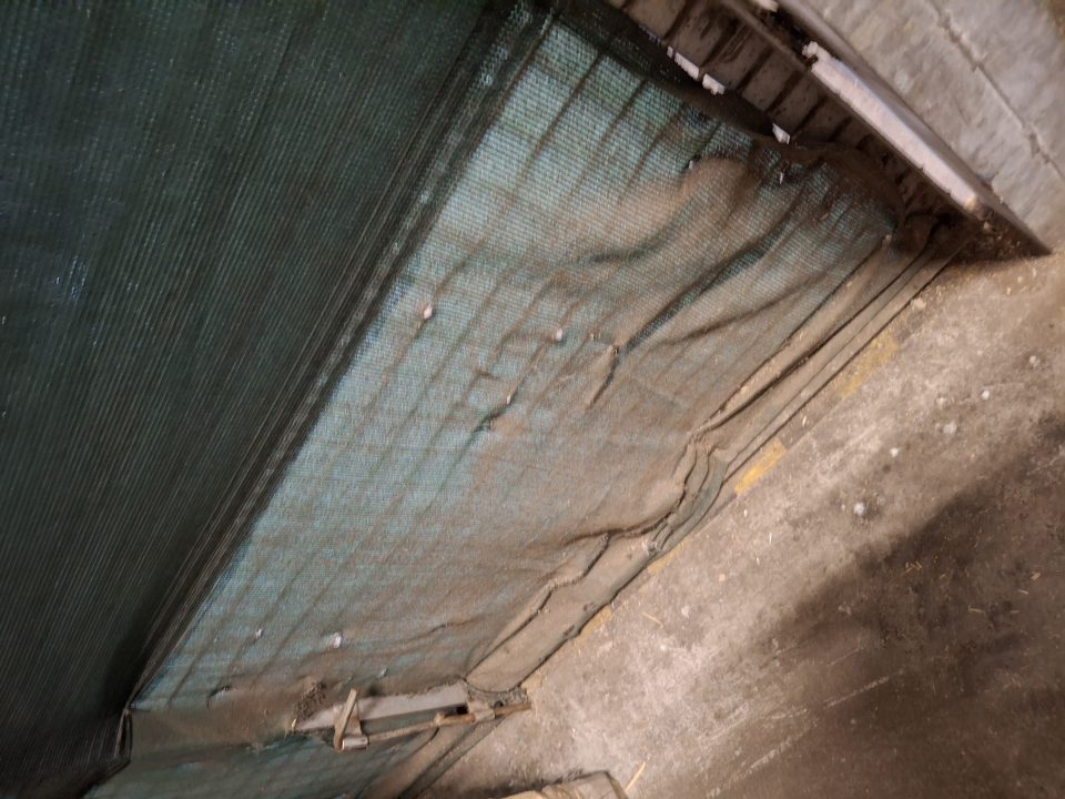 Vonkajšia časť prijímových rámp znečistená zbytkami kartónov, potravín a úlomkami paliet. Z vnútornej strany prijímovéj rampy znečistené krycie siete.