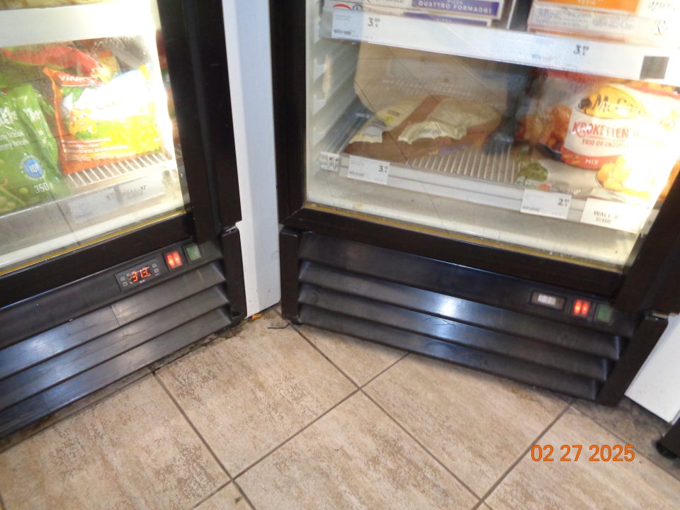 Silne znečistené podlaha na predajnej ploche.