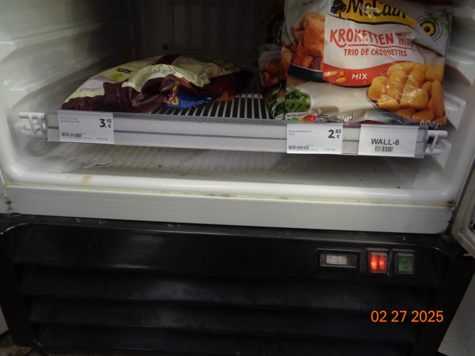 Znečistené mraziace zariadenia na predajnej ploche.