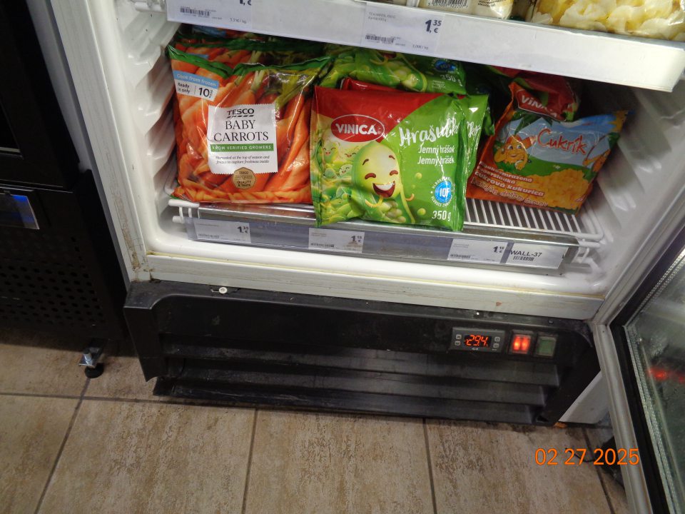 Znečistené mraziace zariadenia na predajnej ploche.