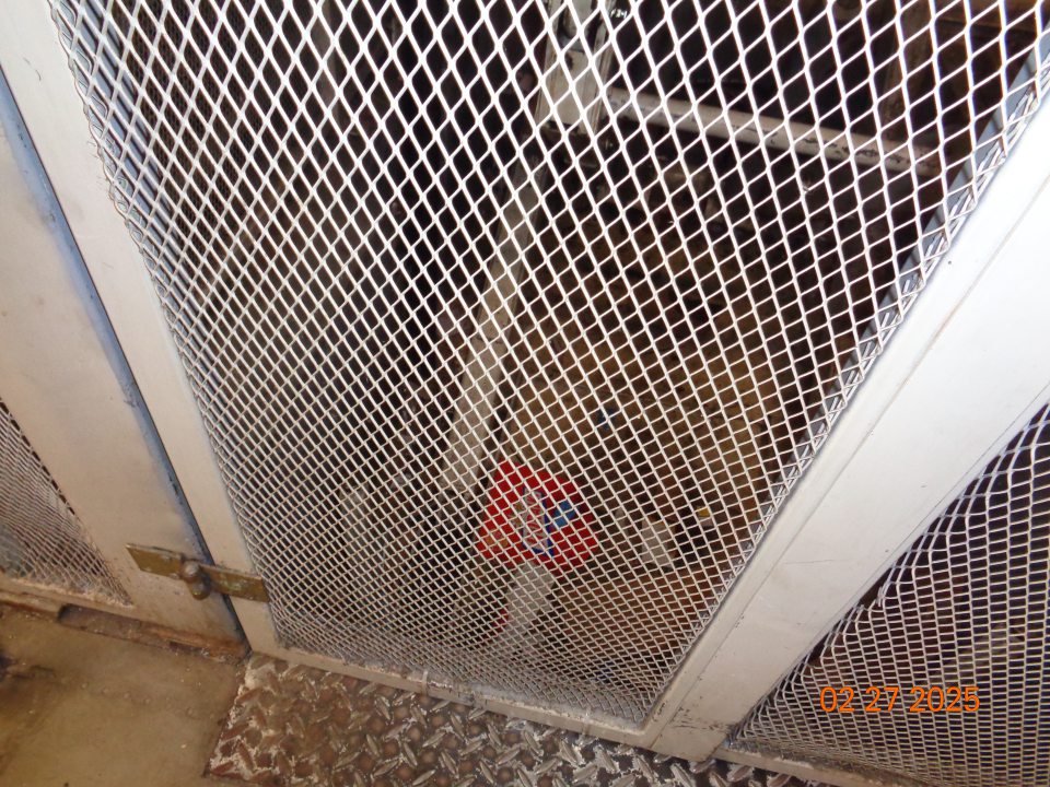 Výťah na príjem tovari silne znečistený zbytkami kartónov, prachom , špinou.