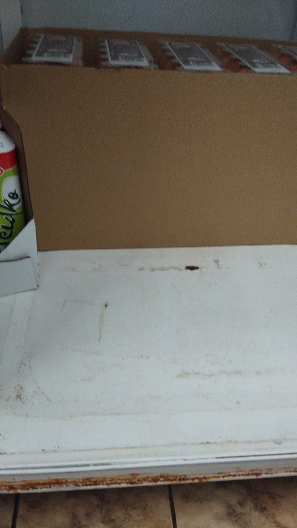 chladiace zariadenie na skladovanie vajec znečistené korózia, potečená tekutina v spodnej časti zariadenia