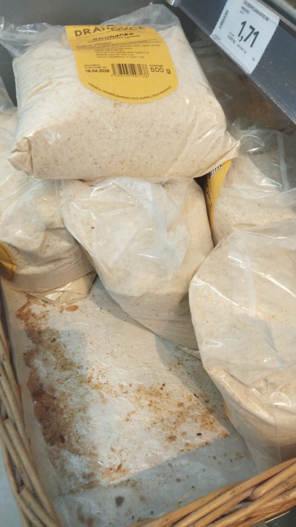 v košíkoch znečistenie omrvinkami, zbytkami potravín