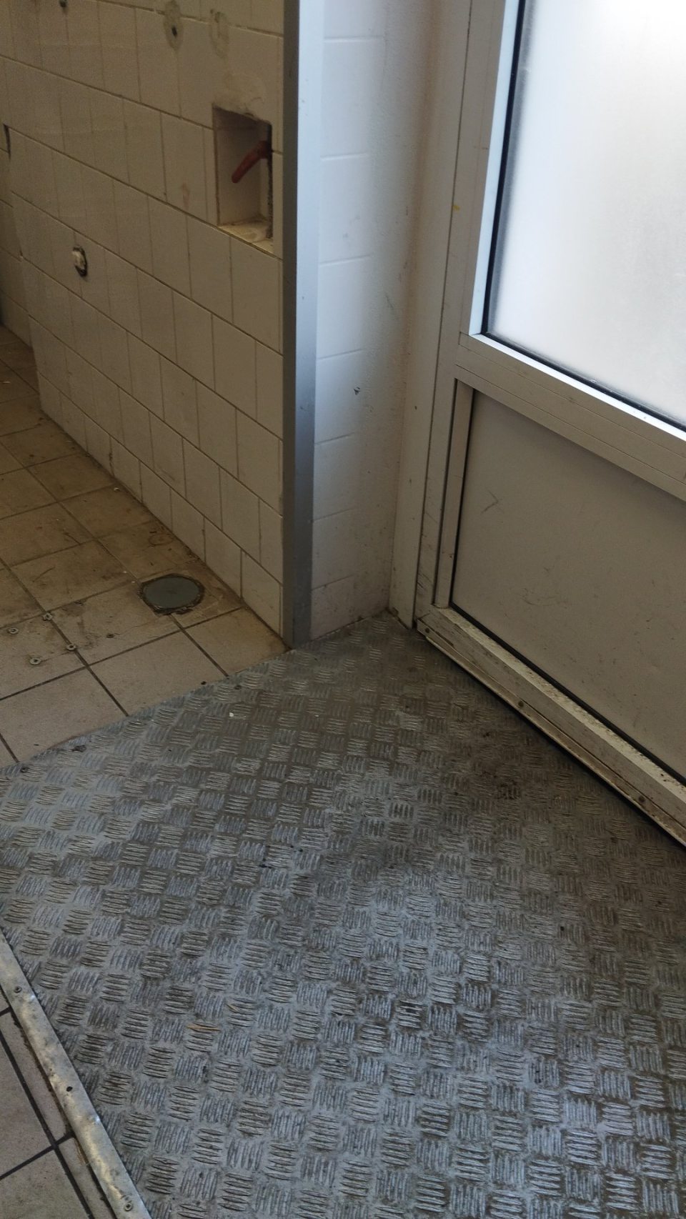 znečistená príjmová rampa, podlaha, dvere