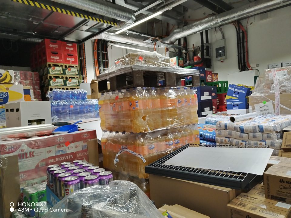 V skladovacích priestoroch na viacerých miestach uskladnenie potravinového a nepotravinového tovaru, a prítomnosť clean folii, smetníka, plastová mriežka na potravinách.
