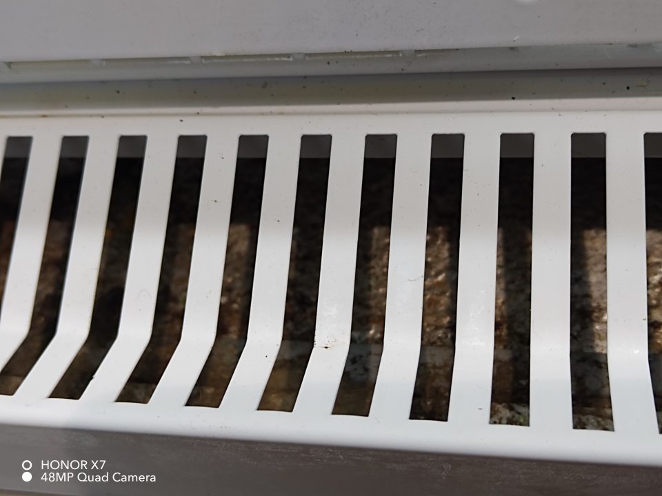 Znečistené vodiace lišty na mraziar. boxoch, znečistený priestor pod mriežkami.