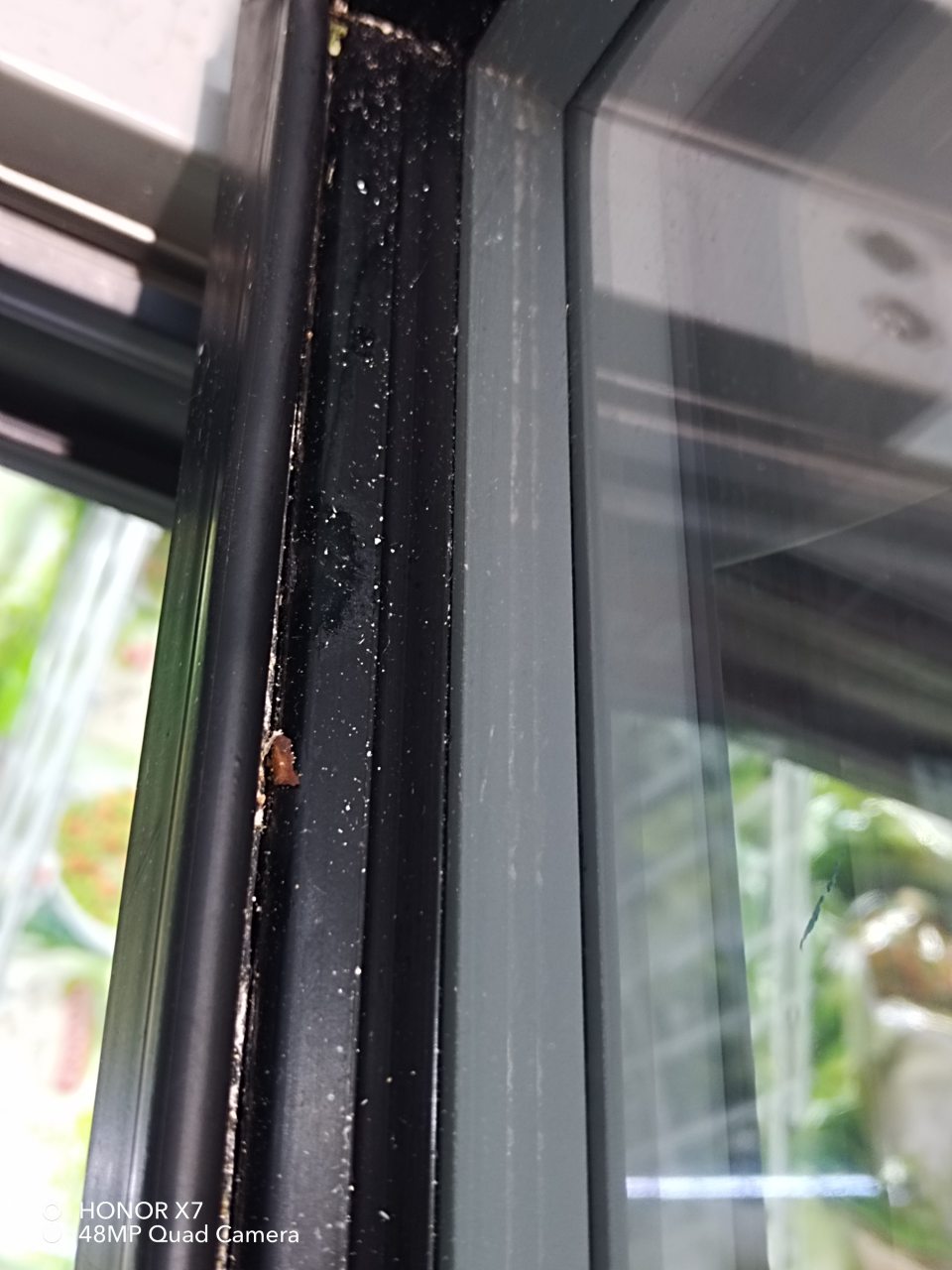 Znečistené vodiace lišty na mraziar. boxoch, znečistený priestor pod mriežkami.