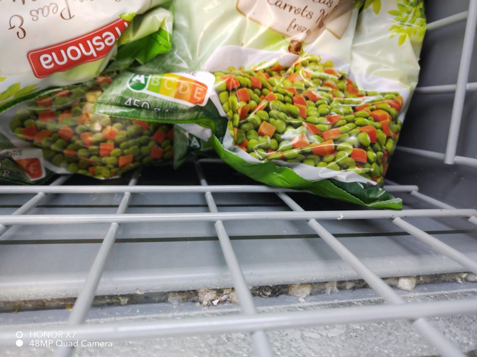 Znečistené vodiace lišty na mraziar. boxoch, znečistený priestor pod mriežkami.