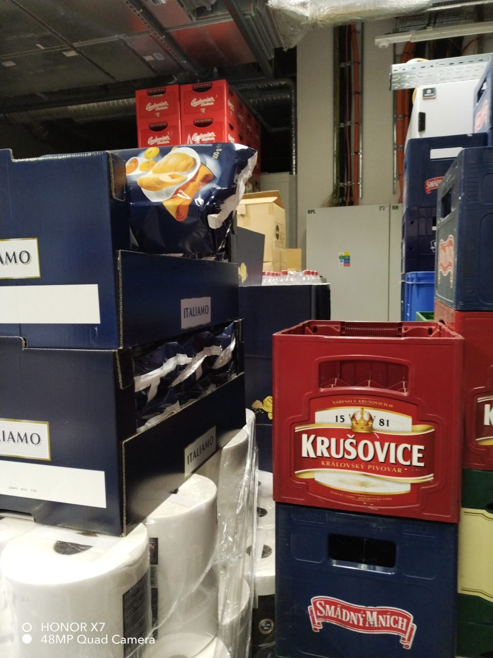 V skladovacích priestoroch na viacerých miestach uskladnenie potravinového a nepotravinového tovaru, a prítomnosť clean folii, smetníka, plastová mriežka na potravinách.