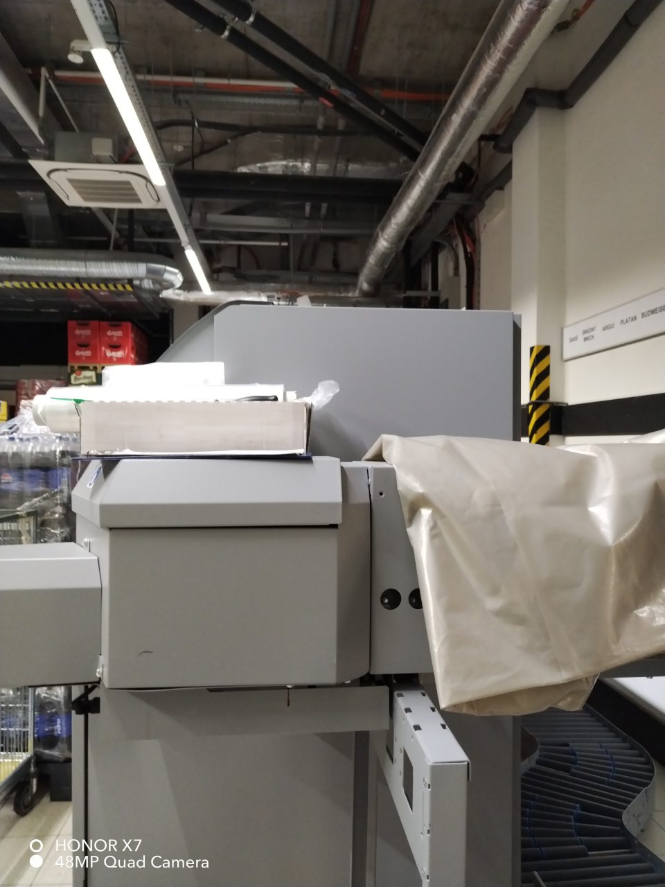 V skladovacích priestoroch na viacerých miestach uskladnenie potravinového a nepotravinového tovaru, a prítomnosť clean folii, smetníka, plastová mriežka na potravinách.