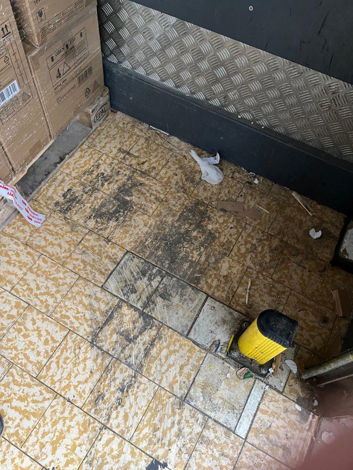 Špinavá podlahová plocha v časti príjmovej rampy.
