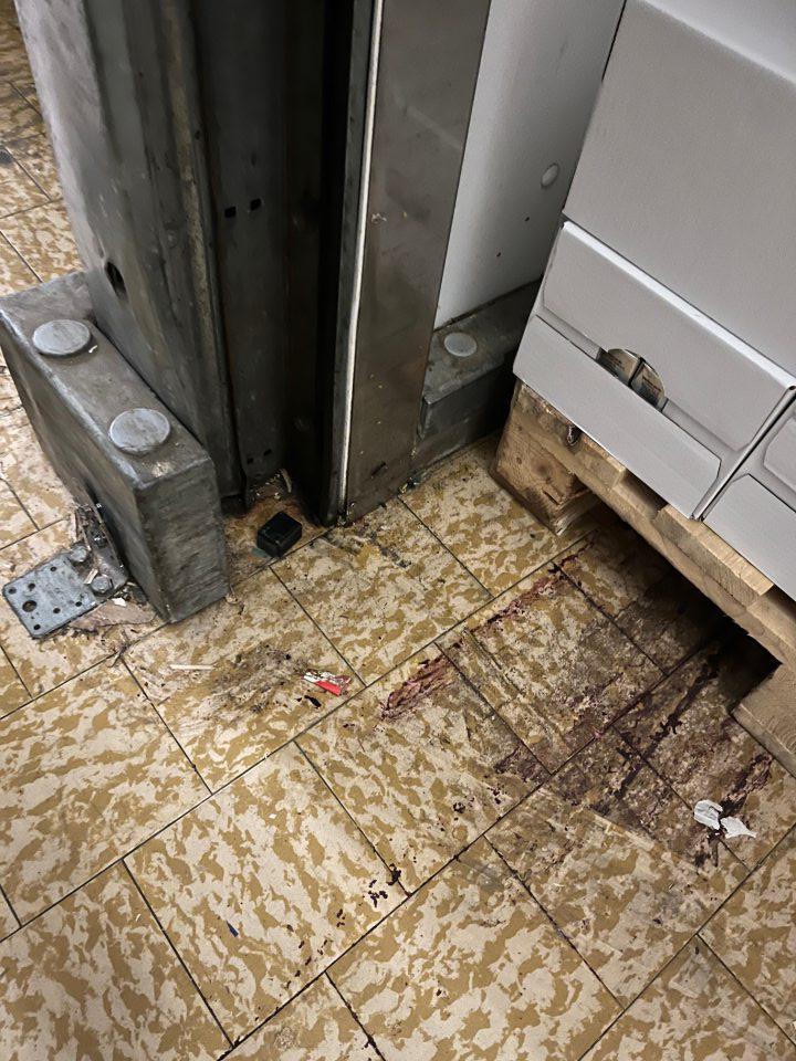 Špinavá podlaha v časti vstupu do chladiacich zariadení