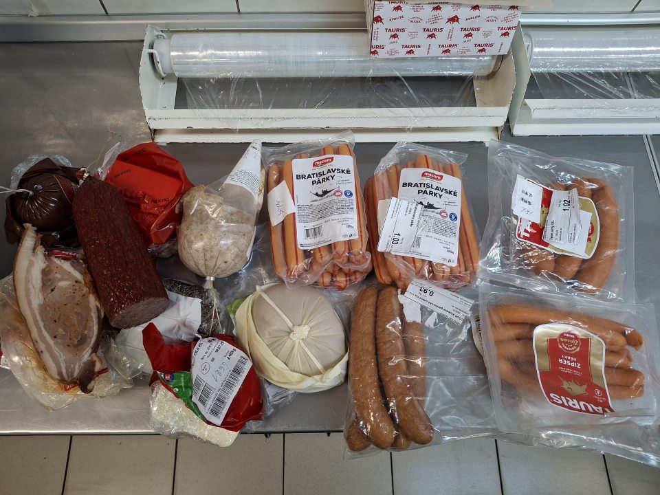 Tovar po dátume spotreby za predajným mäsovým pultom