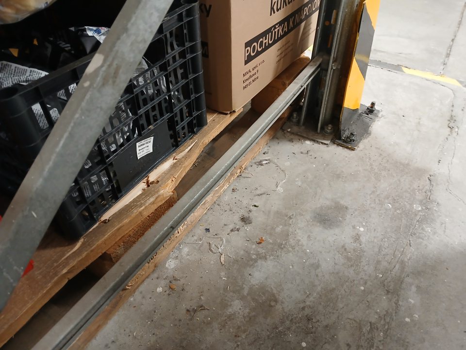 Znečistená podlaha v suchom sklade potravín