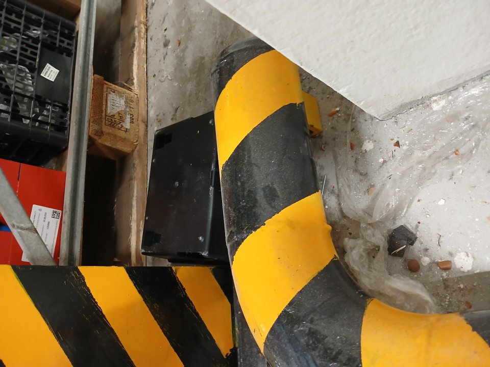 suchý sklad potravín- znečistená podlaha