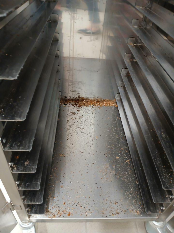 nerezová skrina na dopeky znečistená zbytkami, omrvinkami z pečiva