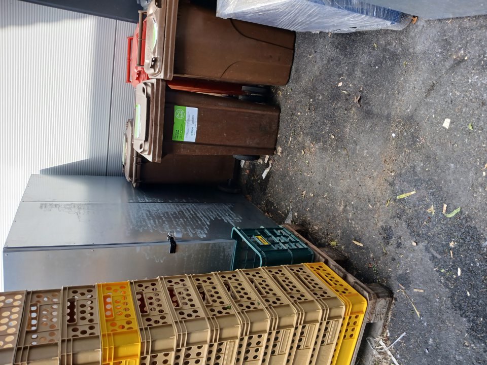 príjem tovaru, okolie predajne silne znečistené zbytky paliet, plastov, kartónov, ohorky z cigariet, listy